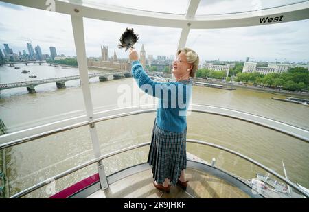 Madame Doubtfire, jouée par Gabriel Vick dans la production musicale du West End de Londres, donne un pode sur le London Eye lastminute.com un pur - reproduisant la scène de nettoyage emblématique du film de 1993. La comédie musicale basée sur le film original est en cours de lecture au Shaftesbury Theatre de Londres. Date de la photo: Mardi 27 juin 2023. Banque D'Images