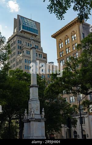 Broad Street à Augusta avec monument de la guerre de Sécession Banque D'Images