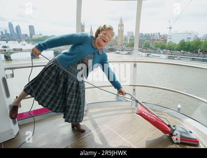 Madame Doubtfire, jouée par Gabriel Vick dans la production musicale du West End de Londres, donne un pode sur le London Eye lastminute.com un pur - reproduisant la scène de nettoyage emblématique du film de 1993. La comédie musicale basée sur le film original est en cours de lecture au Shaftesbury Theatre de Londres. Date de la photo: Mardi 27 juin 2023. Banque D'Images