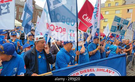 Ostrava, République tchèque. 27th juin 2023. Des centaines de personnes protestent contre le plan de consolidation gouvernementale lors d'un rassemblement organisé par le plus grand syndicat tchèque KOVO, sur 27 juin 2023, à Ostrava, en République tchèque. Crédit: Vlastimil Vyplel/CTK photo/Alay Live News Banque D'Images