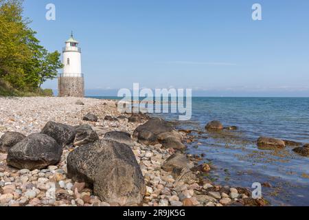 Phare de Taksensand sur l'île danoise de la mer Baltique de ALS. Vue à angle bas, rochers en premier plan Banque D'Images