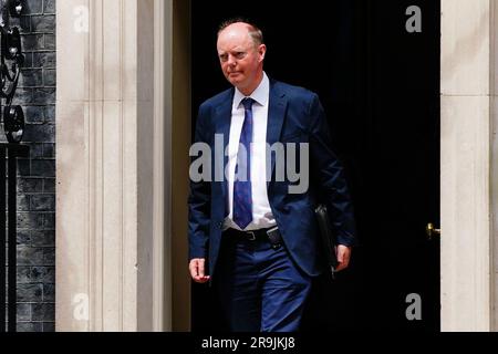 Le professeur Sir Chris Whitty quitte Downing Street au numéro 10, à Londres, après avoir assisté à une table ronde de dirigeants de la santé présidée par le Premier ministre Rishi Sunak avant la publication du plan de main-d'œuvre du NHS. Date de la photo: Mardi 27 juin 2023. Banque D'Images