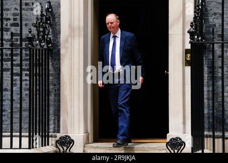 Le professeur Sir Chris Whitty quitte Downing Street au numéro 10, à Londres, après avoir assisté à une table ronde de dirigeants de la santé présidée par le Premier ministre Rishi Sunak avant la publication du plan de main-d'œuvre du NHS. Date de la photo: Mardi 27 juin 2023. Banque D'Images