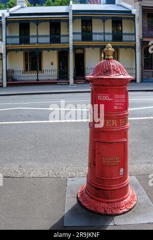 Une boîte postale victorienne d'époque et des maisons mitoyennes historiques à Playfair Street, The Rocks, Sydney, Nouvelle-Galles du Sud, Australie Banque D'Images