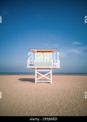 Tour rétro de la station de secouriste sur la plage de Deauville en Normandie Banque D'Images