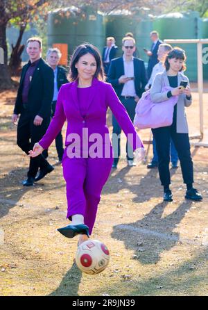 Pretoria, Afrique du Sud. 27th juin 2023. Annalena Baerbock (Bündnis 90/Die Grünen, M), ministre des Affaires étrangères, joue au football lors de sa visite à l'École internationale allemande de Pretoria. (Recrop) Credit: Christoph Soeder/dpa/Alay Live News Banque D'Images