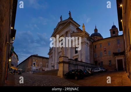 la facciata della cattedrale di Urbino Banque D'Images