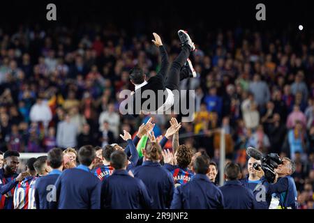 BARCELONE - 20 MAI : les joueurs célèbrent la victoire avec Xavi Hernandez après le match LaLiga entre le FC Barcelone et Real Sociedad à la Spotify Cam Banque D'Images