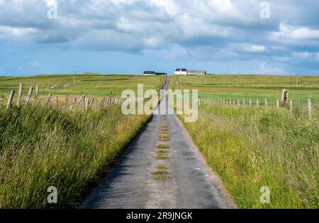 Longue route droite à voie unique de Balephuil à Balemartin, île de Tiree, Écosse. Banque D'Images