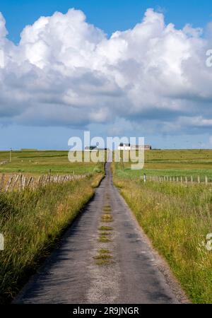 Longue route droite à voie unique de Balephuil à Balemartin, île de Tiree, Écosse. Banque D'Images