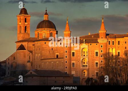 Il Palazzo ducale di Urbino nella calda luce del tramonto Banque D'Images