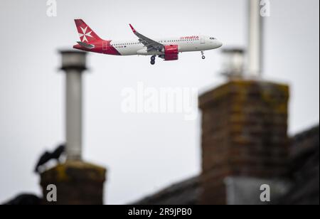 SCHIPHOL - un avion survole une maison dans les environs de Schiphol. Il y a beaucoup de résistance à la route qui menace de surpasser les provinces de Gelderland, d'Utrecht et de la Hollande-Nord de la baisse des vols à destination de Schiphol. ANP JEFFREY GROENEWEG pays-bas hors - belgique hors Banque D'Images