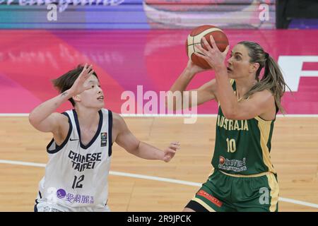 Sydney, Australie. 27th juin 2023. Lin Yu-Ting (L) de l'équipe féminine de basket-ball de Taipei chinois et Alice Kunek (R) de l'équipe féminine de basket-ball d'Australie vus en action pendant la FIBA Women's Asia Cup Division 2023 Un match entre l'Australie et le Taipei chinois au Quay Center. Score final; Australie 91:45 Taipei chinois. (Photo par Luis Veniegra/SOPA Images/Sipa USA) crédit: SIPA USA/Alay Live News Banque D'Images