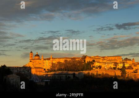 Il Palazzo ducale di Urbino nella calda luce del tramonto Banque D'Images