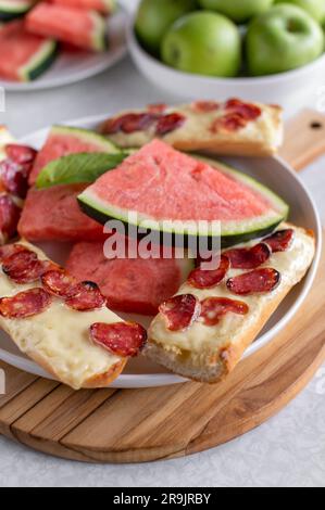 Plateau avec sandwichs cuits et pastèque. Repas d'été rapide et facile Banque D'Images