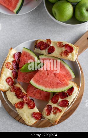 Plateau avec sandwichs cuits et pastèque. Repas d'été rapide et facile Banque D'Images