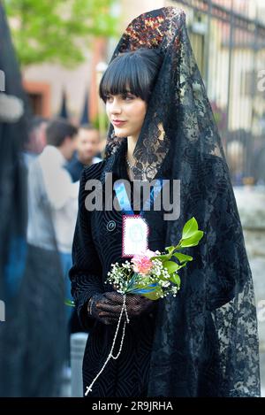 Fille dans la procession du Vendredi Saint de San Lorenzo de El Escorial, Madrid. Banque D'Images