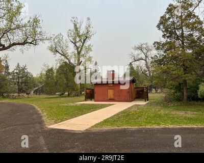 Dickinson, ND Etats-Unis - 17 mai 2023: Les salles de bains au terrain de camping de l'unité Nord au parc national Theodore Roosevelt dans le Dakota du Nord. Banque D'Images