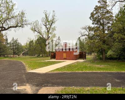 Dickinson, ND Etats-Unis - 17 mai 2023: Les salles de bains au terrain de camping de l'unité Nord au parc national Theodore Roosevelt dans le Dakota du Nord. Banque D'Images