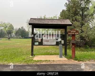 Dickinson, ND États-Unis - 17 mai 2023 : la station de paiement au terrain de camping de l'unité Nord au parc national Theodore Roosevelt dans le Dakota du Nord. Banque D'Images