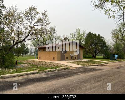 Dickinson, ND Etats-Unis - 17 mai 2023: Les salles de bains au terrain de camping de l'unité Nord au parc national Theodore Roosevelt dans le Dakota du Nord. Banque D'Images