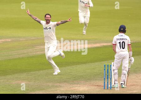 Londres, Royaume-Uni. 27th juin 2023. Jordan Clark de Surrey célèbre après avoir reçu le cricket de Phil Salt alors que Surrey prend le Lancashire dans le championnat du comté de Kia Oval, troisième jour crédit : David Rowe/Alay Live News Banque D'Images