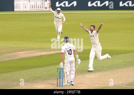 Londres, Royaume-Uni. 27th juin 2023. Jordan Clark de Surrey célèbre après avoir reçu le cricket de Phil Salt alors que Surrey prend le Lancashire dans le championnat du comté de Kia Oval, troisième jour crédit : David Rowe/Alay Live News Banque D'Images