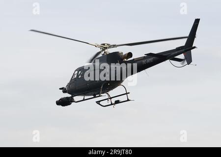 ISTANBUL, TURKIYE - 06 NOVEMBRE 2022 : Eurocopter AS350 Ecureuil survolant la ville d'Istanbul Banque D'Images