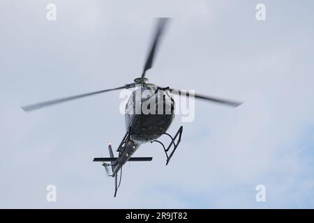 ISTANBUL, TURKIYE - 06 NOVEMBRE 2022 : Eurocopter AS350 Ecureuil survolant la ville d'Istanbul Banque D'Images
