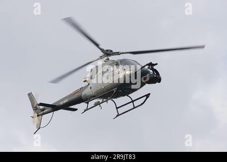ISTANBUL, TURKIYE - 06 NOVEMBRE 2022 : Eurocopter AS350 Ecureuil survolant la ville d'Istanbul Banque D'Images