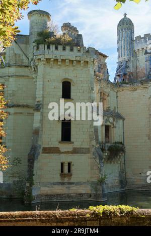 Le feu a endommagé la ruine du Château de la Mothe-Chandeniers Banque D'Images