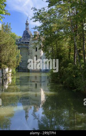 Le feu a endommagé la ruine du Château de la Mothe-Chandeniers Banque D'Images