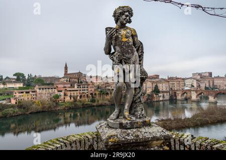 L'état de Bacchus se trouve dans les jardins du palais de l'évêque du Palais de la Berbie, surplombant la rivière Tarn et la ville d'Albi. Banque D'Images