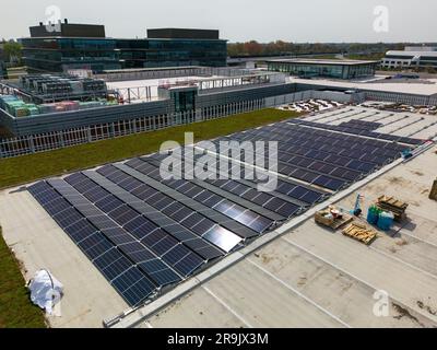 Cette vidéo de drone montre un toit de bureau avec de nombreux panneaux solaires pour l'énergie renouvelable verte. Banque D'Images