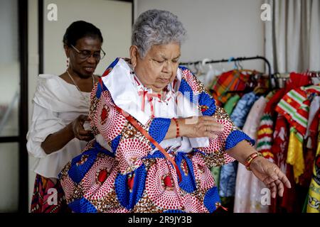 AMSTERDAM - Shirley lors de la mise en place à la grand-mère Rinia Overman (l) du koto, un vêtement traditionnel de femmes créoles au Suriname, à l'approche de Keti Koti. Sur 1 juillet, il y a 160 ans, les pays-Bas décideront d'abolir l'esclavage et il y a 150 ans, la libération des derniers esclaves. ANP ROBIN VAN LONKHUIJSEN pays-bas sortie - belgique sortie Banque D'Images