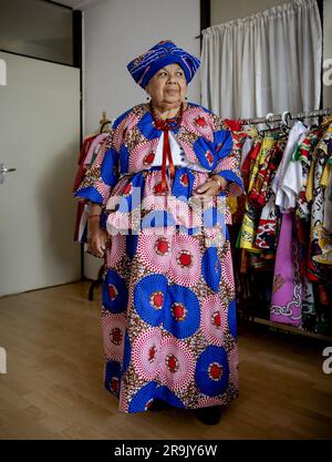 AMSTERDAM - Shirley pendant l'ajustement du koto, un vêtement traditionnel de femmes créoles au Suriname, à la grand-mère Rinia Overman, dans la course à Keti Koti. Le 1 juillet, il y aura 160 ans que les pays-Bas décidèrent d'abolir l'esclavage et il y a 150 ans que les derniers réduits en esclavage seront libérés. ANP ROBIN VAN LONKHUIJSEN pays-bas sortie - belgique sortie Banque D'Images