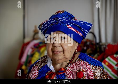 AMSTERDAM - Shirley pendant l'ajustement du koto, un vêtement traditionnel de femmes créoles au Suriname, à la grand-mère Rinia Overman, dans la course à Keti Koti. Le 1 juillet, il y aura 160 ans que les pays-Bas décidèrent d'abolir l'esclavage et il y a 150 ans que les derniers réduits en esclavage seront libérés. ANP ROBIN VAN LONKHUIJSEN pays-bas sortie - belgique sortie Banque D'Images