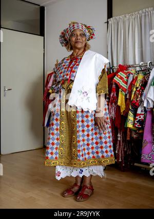 AMSTERDAM - Shirley pendant l'ajustement du koto, un vêtement traditionnel de femmes créoles au Suriname, à la grand-mère Rinia Overman, dans la course à Keti Koti. Le 1 juillet, il y aura 160 ans que les pays-Bas décidèrent d'abolir l'esclavage et il y a 150 ans que les derniers réduits en esclavage seront libérés. ANP ROBIN VAN LONKHUIJSEN pays-bas sortie - belgique sortie Banque D'Images