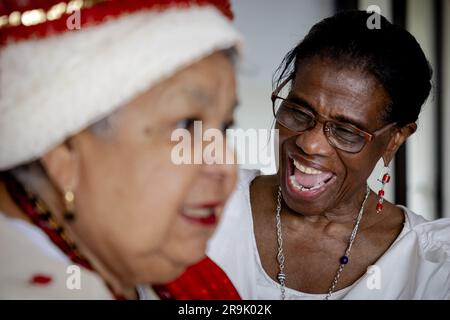 AMSTERDAM - Shirley lors de la mise en place à la grand-mère Rinia Overman (r) du koto, un vêtement traditionnel de femmes créoles au Suriname, à l'approche de Keti Koti. Sur 1 juillet, il y a 160 ans, les pays-Bas décideront d'abolir l'esclavage et il y a 150 ans, la libération des derniers esclaves. ANP ROBIN VAN LONKHUIJSEN pays-bas sortie - belgique sortie Banque D'Images