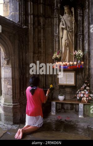 Sanctuaire de Saint Winefrides, Holywell, pays de Galles. Chaque année, les catholiques romains se réunissent le jour de la fête à St Winefride à son sanctuaire le 22 juin. Un pèlerin a les genoux au pied et tient ses perles rosaires et prie à St Winefride. Holywell, Flintshire pays de Galles, Royaume-Uni 1990s. HOMER SYKES Banque D'Images