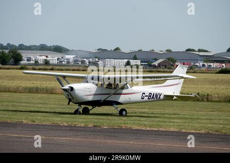 Cessna F172M Skyhawk à l'aérodrome de Wellesbourne, Warwickshire, Royaume-Uni Banque D'Images