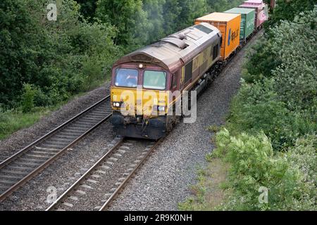 Locomotive diesel de classe 66 EWS n° 66129 tirant un train freightliner, Warwickshire, Royaume-Uni Banque D'Images