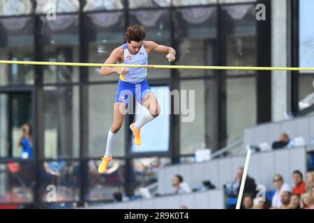 Ostrava, République tchèque. 27th juin 2023. L'athlète suédois Armand Dupantis participe à la compétition de saut en perche lors de l'épreuve annuelle d'athlétisme Golden Spike Ostrava 63rd, dans le cadre des rencontres du défi mondial de l'IAAF, à Ostrava, en République tchèque, sur 27 juin 2023. Crédit: Jaroslav Ozana/CTK photo/Alay Live News Banque D'Images