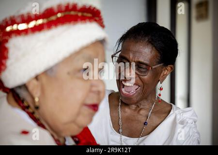 AMSTERDAM - Shirley lors de la mise en place à la grand-mère Rinia Overman (r) du koto, un vêtement traditionnel de femmes créoles au Suriname, à l'approche de Keti Koti. Le 1 juillet, il y aura 160 ans que les pays-Bas décidèrent d'abolir l'esclavage et il y a 150 ans que les derniers réduits en esclavage seront libérés. ANP ROBIN VAN LONKHUIJSEN pays-bas sortie - belgique sortie Banque D'Images