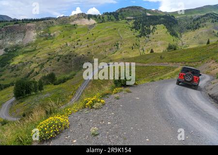 Sinueux Mountain Road - Un 4x4 qui descend une route de montagne escarpée et sinueuse. Crested Butte, Colorado, États-Unis. Banque D'Images