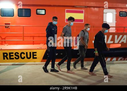 Les migrants, qui ont été sauvés d'un canot pneumatique en mer Méditerranée, sont vus en marche vers le centre d'urgence humanitaire après leur arrivée au port de Malaga. Salvamento Maritimo a sauvé un canot qui essayait d'atteindre la côte espagnole avec un total de 25 migrants à bord, et les a transférés au port de Malaga où ils ont été aidés par la Croix-Rouge espagnole. Une patrouille frontalière intensive par les autorités marocaines a provoqué une chute drastique du nombre de migrants qui tentent d'atteindre les côtes espagnoles sur la route de la mer d'Alboran. L'arrivée de migrants vers les côtes des îles Canaries (une Banque D'Images