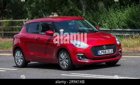 Milton Keynes, Royaume-Uni - 23 juin 2023 : voiture à hayon rouge SUZUKI SWIFT 2018 voyageant sur une route anglaise Banque D'Images