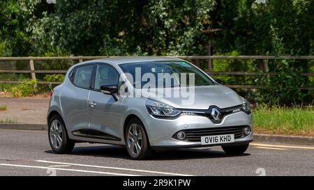 Milton Keynes, Royaume-Uni - 23 juin 2023 : 2016 voiture RENAULT CLIO argentée sur une route anglaise Banque D'Images