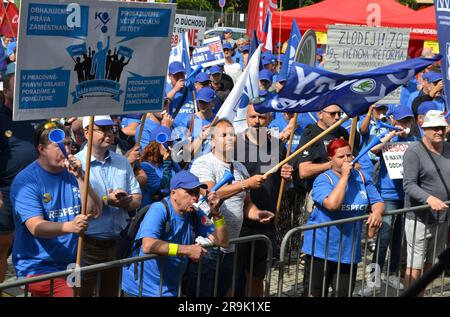 Ostrava, République tchèque. 27th juin 2023. Des centaines de personnes protestent contre le plan de consolidation gouvernementale lors d'un rassemblement organisé par le plus grand syndicat tchèque KOVO, sur 27 juin 2023, à Ostrava, en République tchèque. Crédit: Vlastimil Vyplel/CTK photo/Alay Live News Banque D'Images