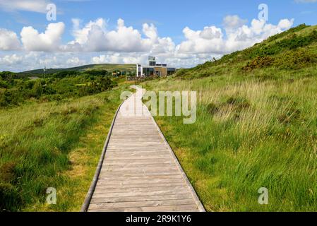 Promenade à bord d'un sentier naturel menant au centre d'accueil du parc national de Ballycroy, Country Mayo, Irlande Banque D'Images